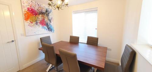 Dartford Apartment | Garland Modern 4 Bedroom House with Garden & Parking