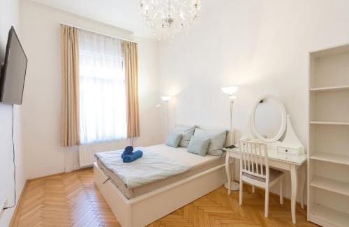 Ferencvaros Apartment | Garys bright and spacious two bedroom flat near Danube