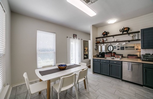 Far North Central House | Gated Community NEISD 30+ nights Stone Oak Hospitals AIR FORCE Lackland BMT ARMY