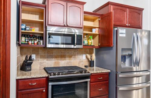 Coeur d'Alene House | Gated Retreat, Sleeps 8, Professional Kitchen, Fireplace, DreamCloud Mattresses