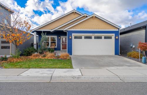 Coeur d'Alene House | Gated Retreat, Sleeps 8, Professional Kitchen, Fireplace, DreamCloud Mattresses