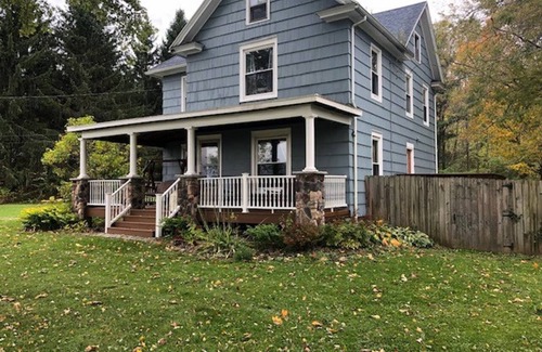 East Palmyra House | Gather HERE With Family & Friends! Private, cozy, fast WiFi