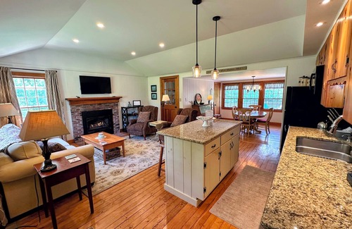 Easton Cottage | GC Cannon ski cottage 10 minutes from Franconia. Fire Pit, wifi, laundry, and dog friendly!