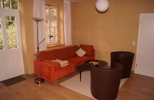 Harste Apartment | Gemütliche Ferienwohnung im Alten Pfarrhaus. Mit Gartenzugang und Sitzgruppe
