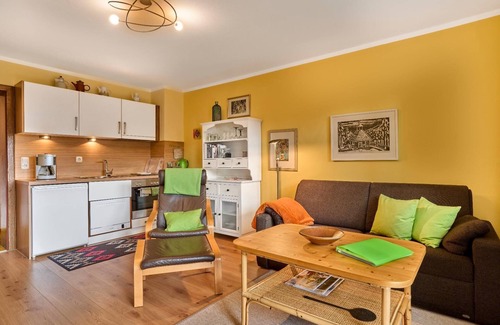 Silberberg Apartment | Gemütliche FeWo (52qm) für zwei Personen. Sonnenliegen im Garten.