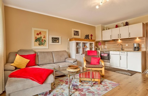 Silberberg Apartment | Gemütliche FeWo (52qm) für zwei Personen. Sonnenliegen im Garten.