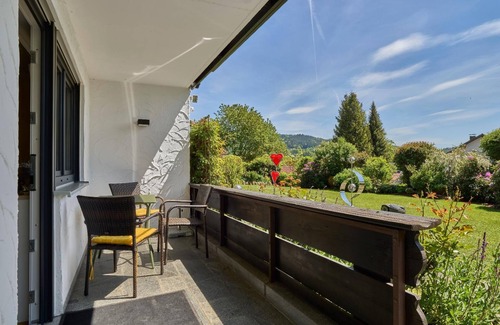 Silberberg Apartment | Gemütliche FeWo (52qm) für zwei Personen. Sonnenliegen im Garten.