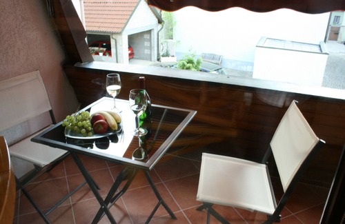 Volkach Apartment | Gemütliches Feriendomizil, kostenfreies WLAN, voll ausgestattet, helle Küche,romantisches Himmelbett