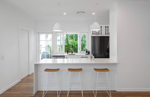 Surfers Paradise House | Genoa Beach House. - where coastal charm meets ultimate comfort. Pet friendly
