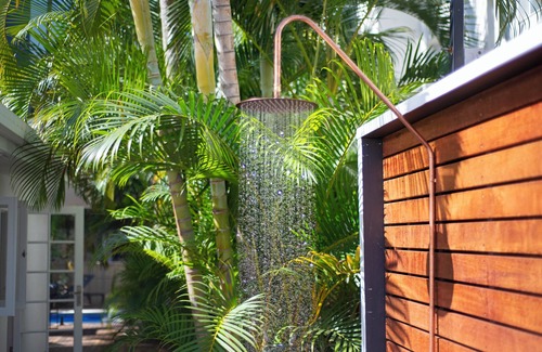 Surfers Paradise House | Genoa Beach House. - where coastal charm meets ultimate comfort. Pet friendly