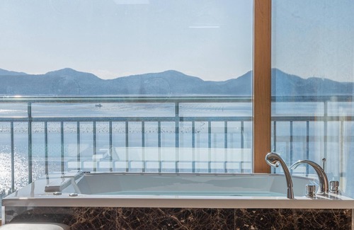 Geoje House | Geoje Daesan Oceanview Spa Pension