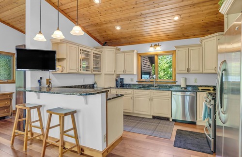 Franklin House | Georges Pond Hideaway - Bright and Sunny Oasis!