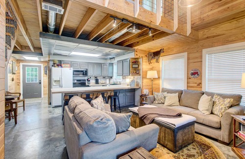 Wray Cabin | Georgia Farmhouse: Lake Access, Private Beach