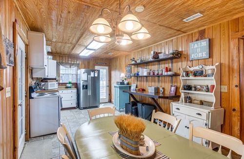 Wray Cabin | Georgia Lakefront Cabin w/Fire Pit + Grills!