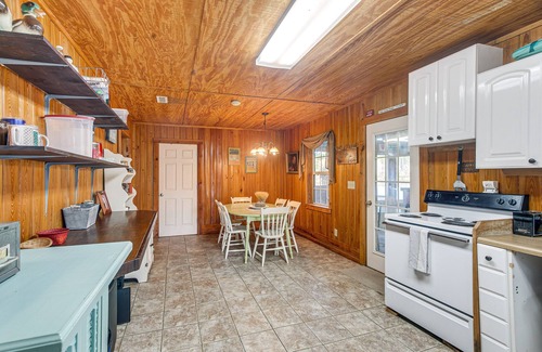 Wray Cabin | Georgia Lakefront Cabin w/Fire Pit + Grills!