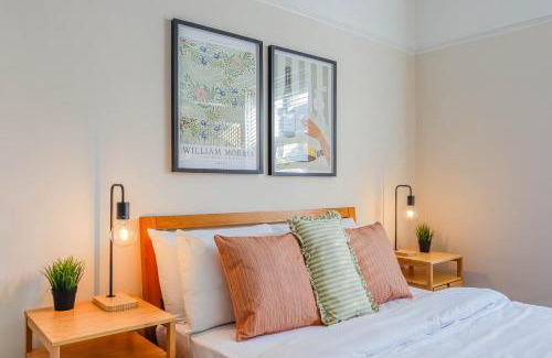 Barry Apartment | Georgia Suite by Koya Homes - Stylish 1BR Apartment in Barry - Wifi & Parking