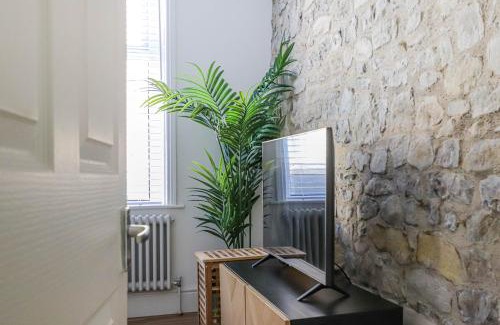 Barry Apartment | Georgia Suite by Koya Homes - Stylish 1BR Apartment in Barry - Wifi & Parking