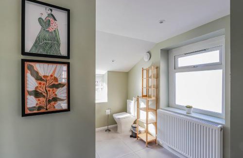 Barry Apartment | Georgia Suite by Koya Homes - Stylish 1BR Apartment in Barry - Wifi & Parking