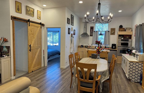 Groveland House | Getaway to Yosemite with this Charming Relaxing 2 bed + 2 full bath lodge