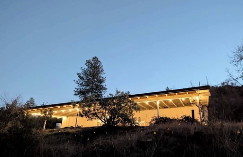 Groveland House | Getaway to Yosemite with this Charming Relaxing 2 bed + 2 full bath lodge