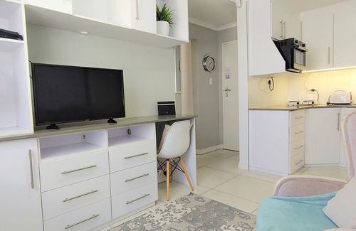 Greater Johannesburg Metropolitan Area Cottage | GF: Oh so cute 1 bed with kitchen, WiFi, Netflix