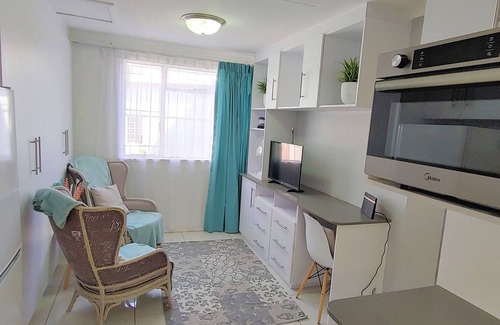 Greater Johannesburg Metropolitan Area Cottage | GF: Oh so cute 1 bed with kitchen, WiFi, Netflix
