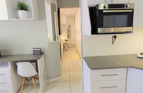 Greater Johannesburg Metropolitan Area Cottage | GF: Oh so cute 1 bed with kitchen, WiFi, Netflix