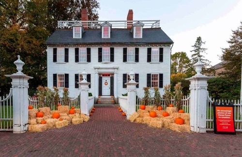 Beverly Condo | *Ghostly Halloween 2BR Home| Salem+Beverly|Parking
