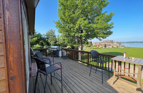 Alden House | Giggles on Torch Lake - cozy lakefront cabin w/BRAND NEW furniture and hot tub