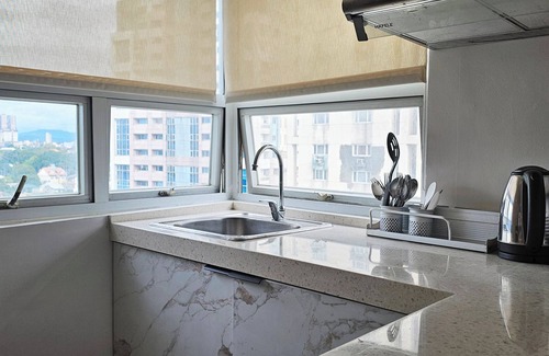 Valencia Hotel | Gilmore Tower Suites By SMS Hospitality