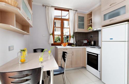 Kalathas Apartment | Giorgi's Blue Apartments
