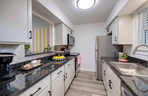 North Capitol Condo | Girls Trip Ready Pool 6 Guests -Music Row Area