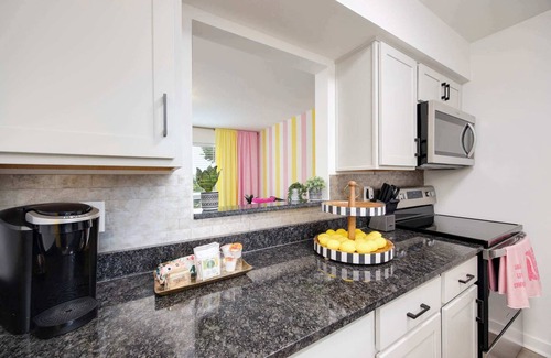 North Capitol Condo | Girls Trip Ready Pool 6 Guests -Music Row Area