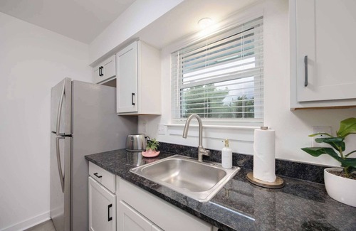 North Capitol Condo | Girls Trip Ready Pool 6 Guests -Music Row Area