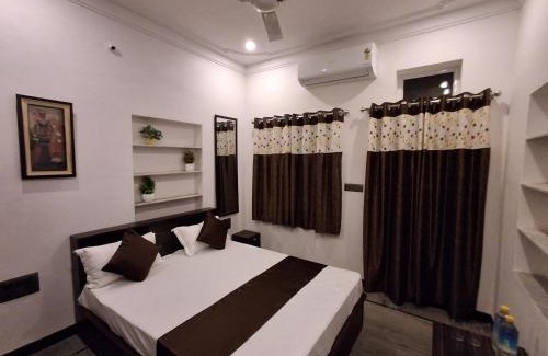 Udaipur District Hotel | Gitanjali Homestay Lakeside, Udaipur