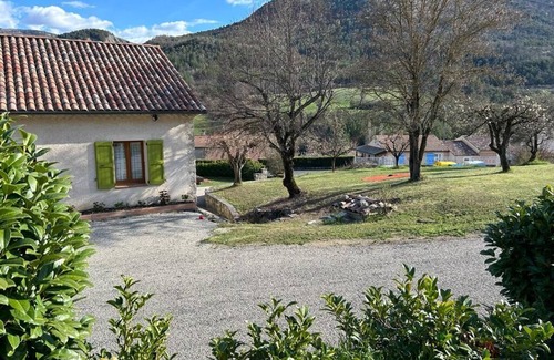 Orpierre Apartment | Gite 600 meters from the medieval village of Orpierre