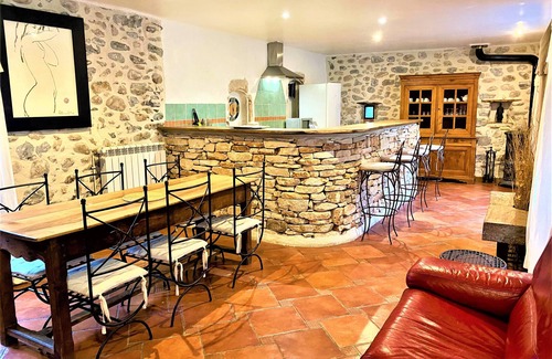 Vallon-Pont-d'Arc House | Gite DE Groupe 18p 9ch 450m2 Patio Piscine Interieure Chauffee
