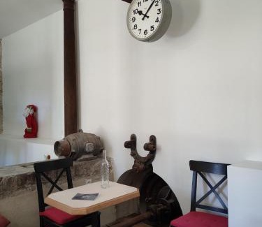 Meximieux House | Gites du Longevent Appartement du Moulin Pérouges