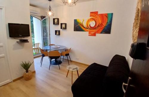 Marine de Saint Ambroggio Apartment | Gites.sassone à Sant Ambroggio, à 50m de la mer.