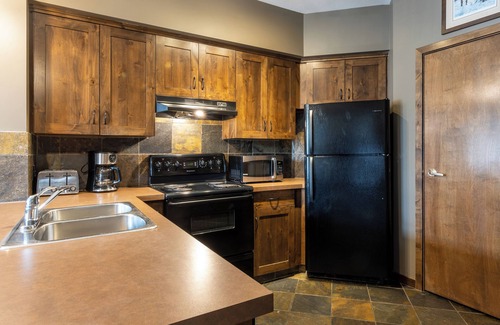Golden Cabin | Glacier Mountaineer Lodge
