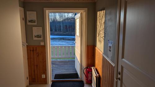 Dalskog House | Glad hund