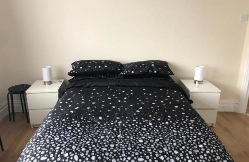 Cricklewood House | Gladstone Lodge Guest House