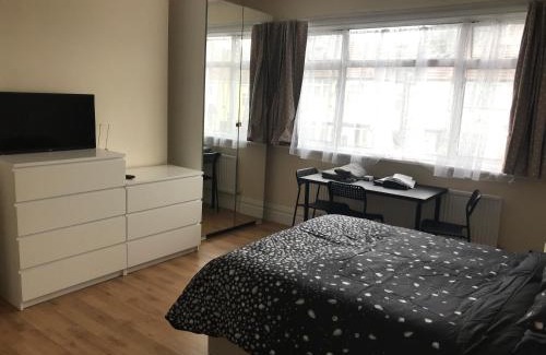 Cricklewood House | Gladstone Lodge Guest House
