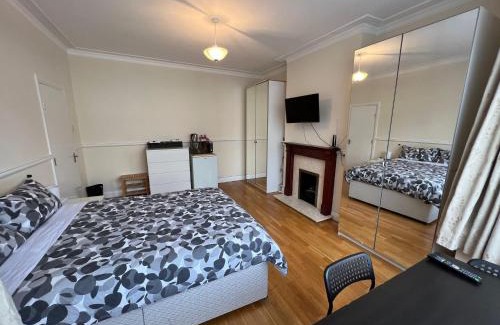 Cricklewood House | Gladstone Lodge Guest House