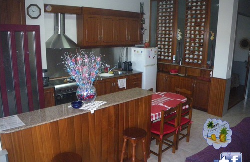 Gondomar Apartment | Glamorous mango-pineapple loft.