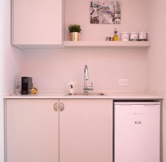 Jaffa Apartment | Glamorous Pink Pearl Studio Beach