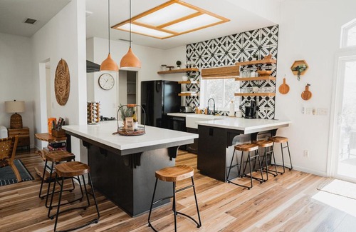 Oakhurst Villa | Glamour Mountain Getaway by Casa Oso with views and spa