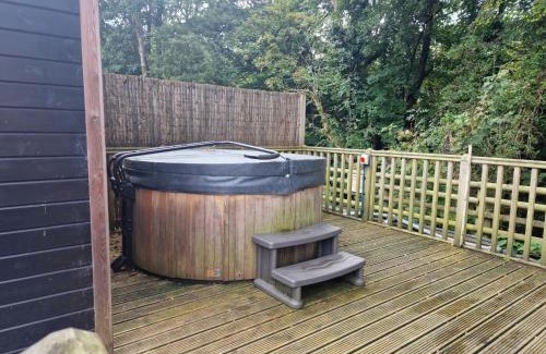 Llanfair Caereinion House | Glamping Hut - Riverside 1