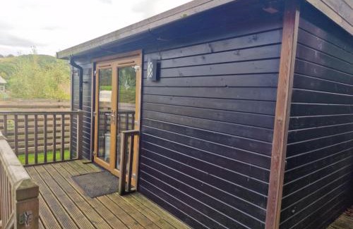 Llanfair Caereinion House | Glamping Hut - Riverside 1