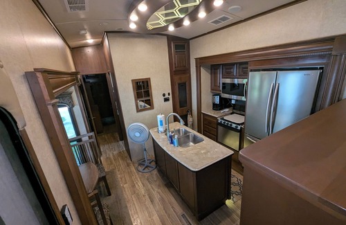 Homosassa House | Glamping in the heart of the Nature Coast! RV sleeps 6, many amenities onsite!
